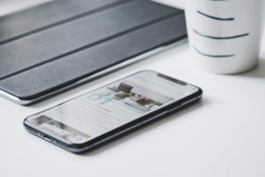 スマートフォン・タブレットは実機検証に使用します